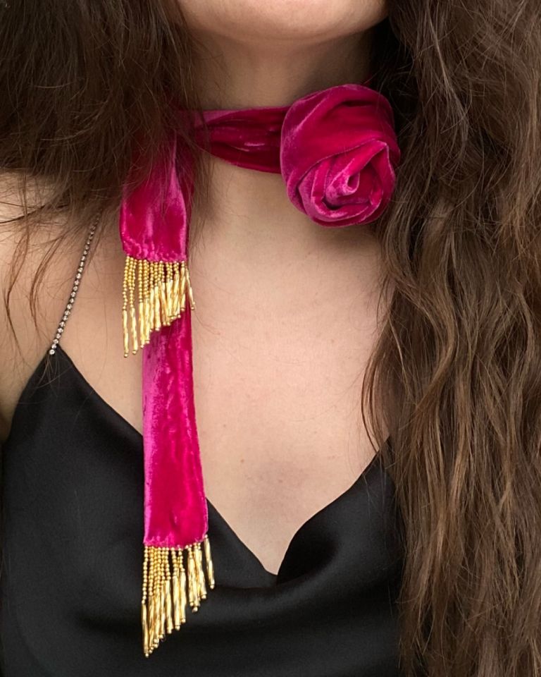 İpek Kadife Gül Rozetli Choker