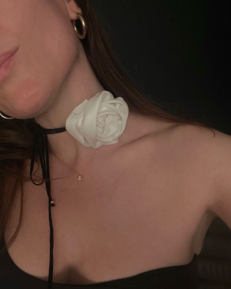 Gül Rozetli Choker
